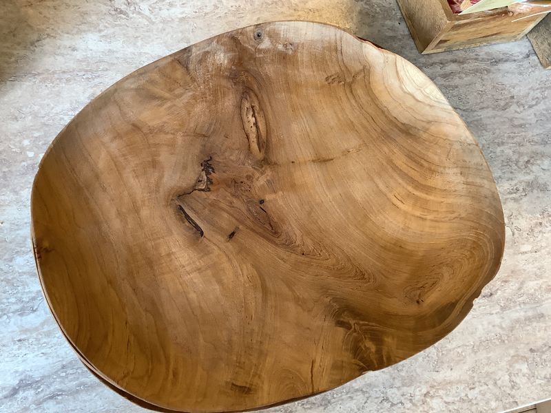 Ovalt fat i Teak. 