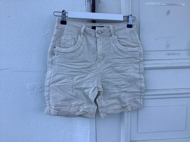 Shorts w bling button, beige