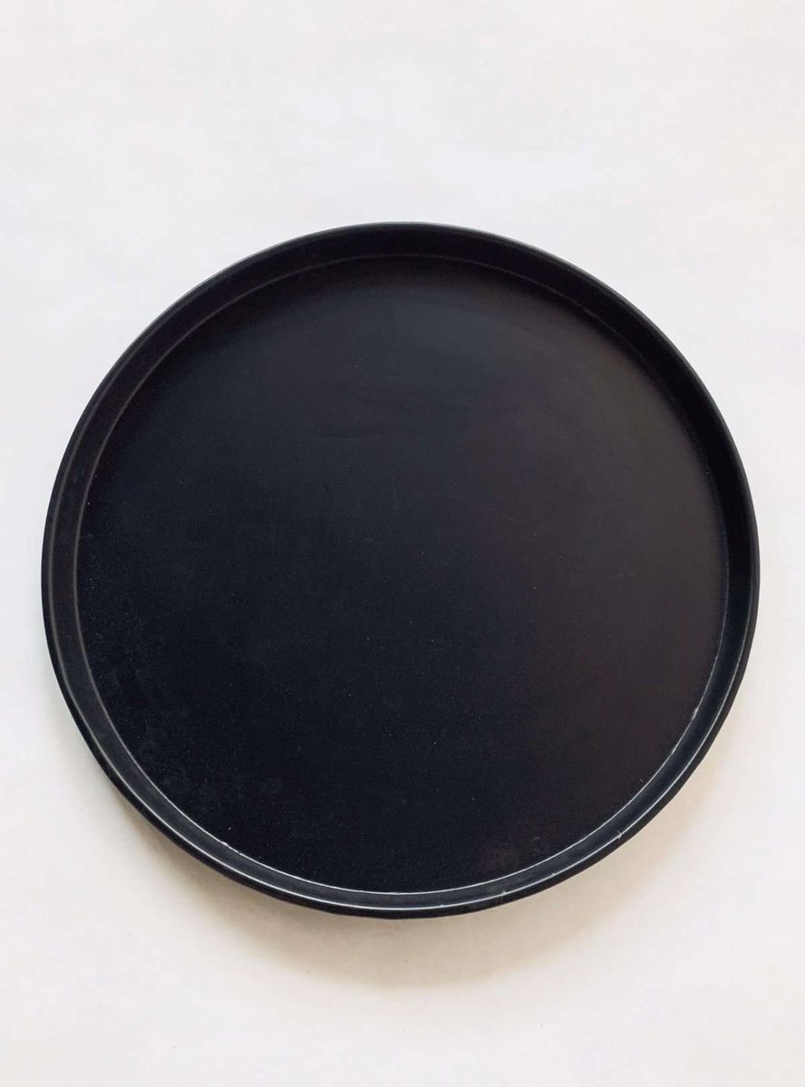 Svart metallfat. Dia 55 cm